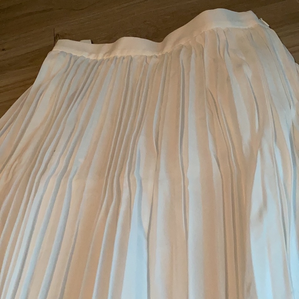 NWT banana republic pleated skirt. - Picture 2 of 3